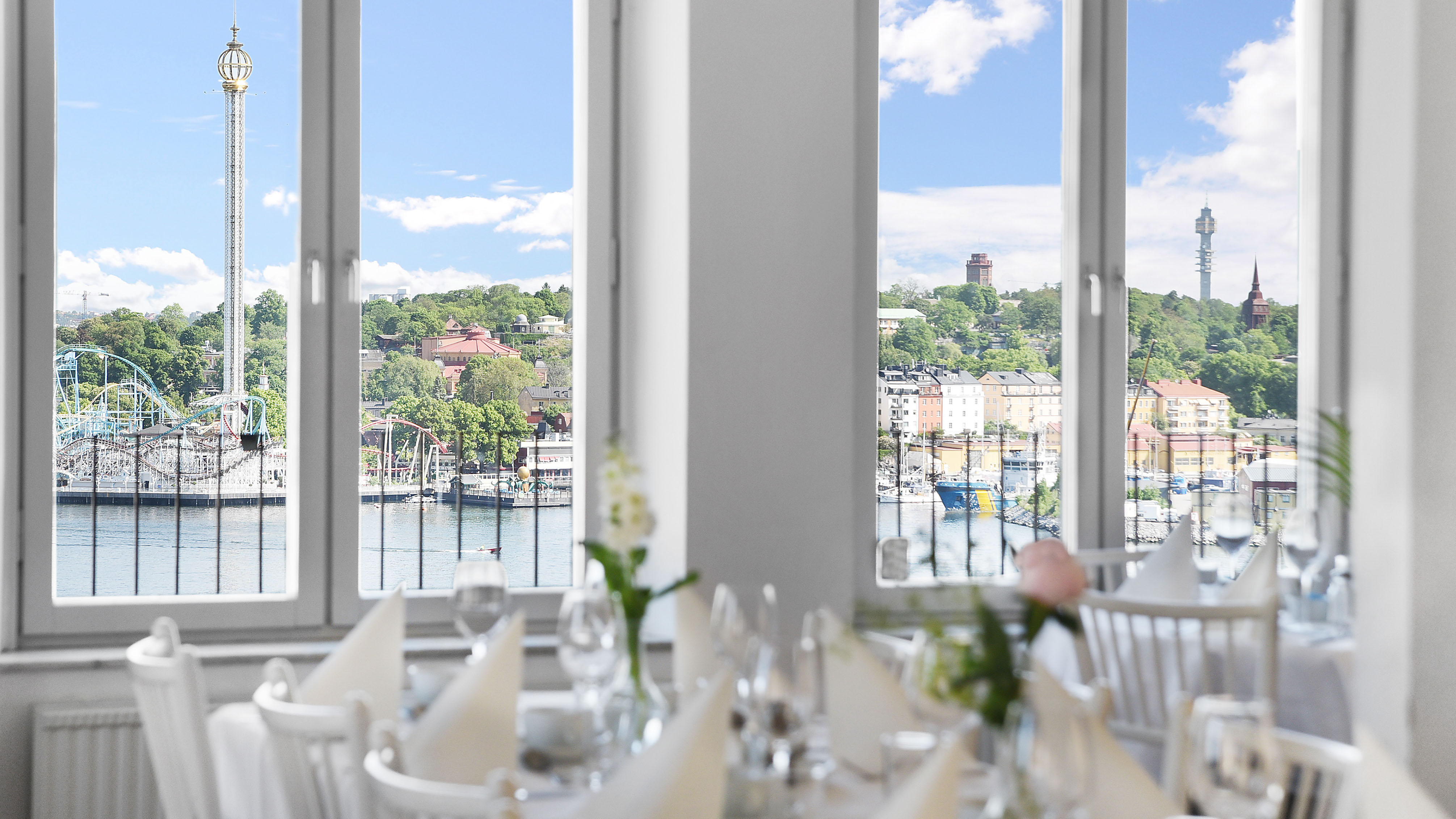 Dukat bord med utsikt över gröna lund genom fönstret bakom.